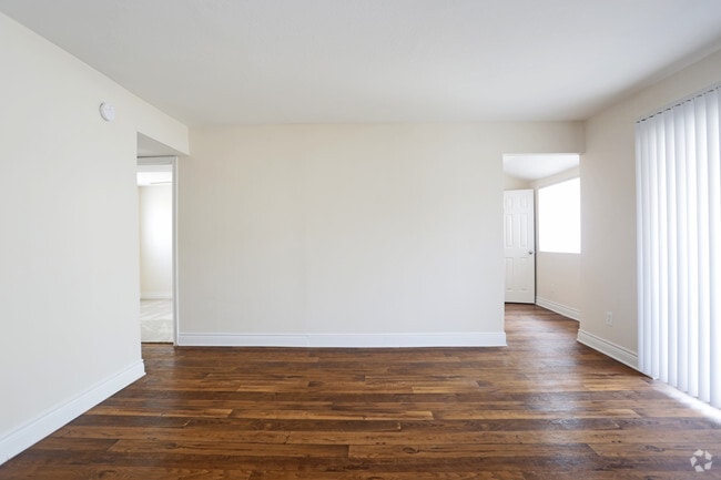 Sala de estar vista 1 - 1 HAB 1 BA - 779 ft² - Villa Marina Apartments