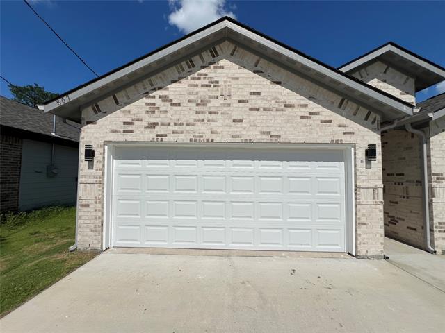 Photo - 807 Sayle St