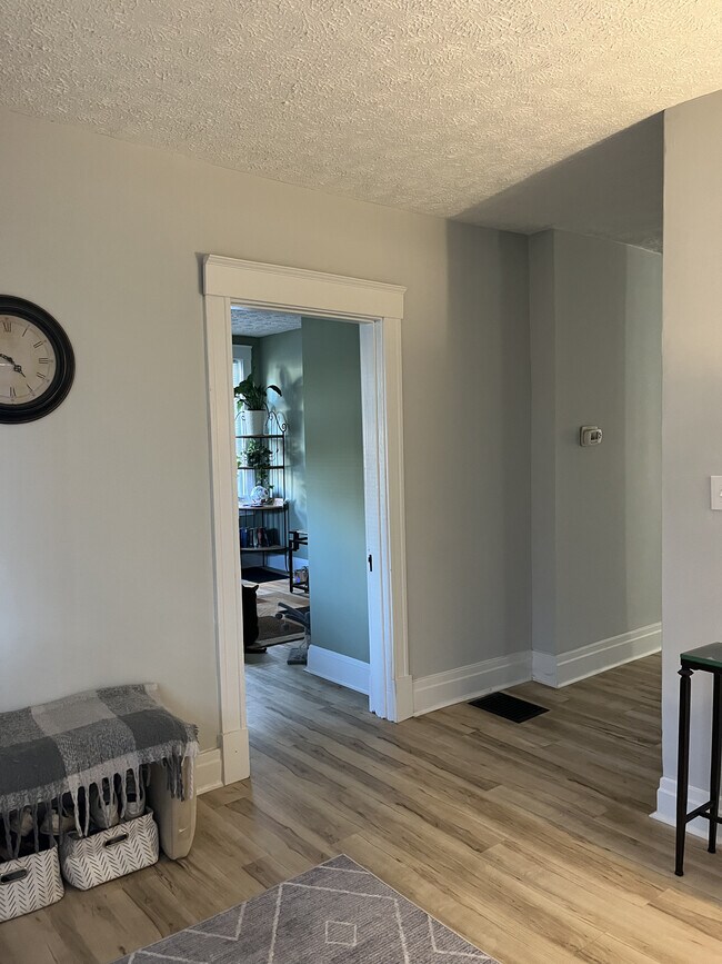 Foyer 2 - 3819 Applegate Ave Unidad 1