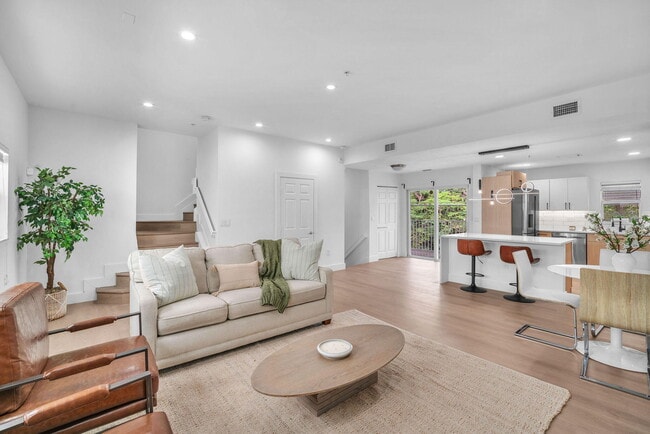 Photo - 477 NE 1st St