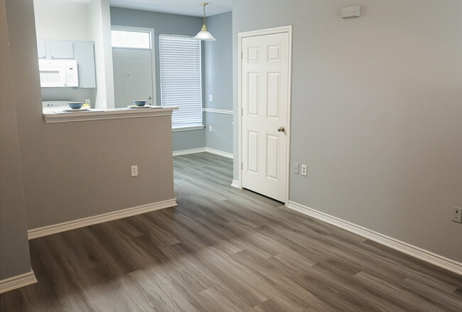 Photo - Renaissance Courts Apartments