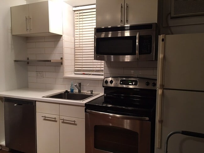Kitchen - 19 E Division St Unidad #1R