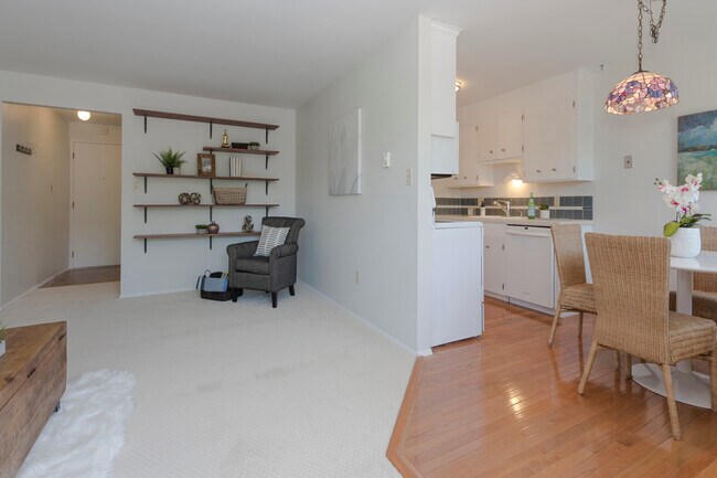 Photo - 911 N 73rd St Unit 302