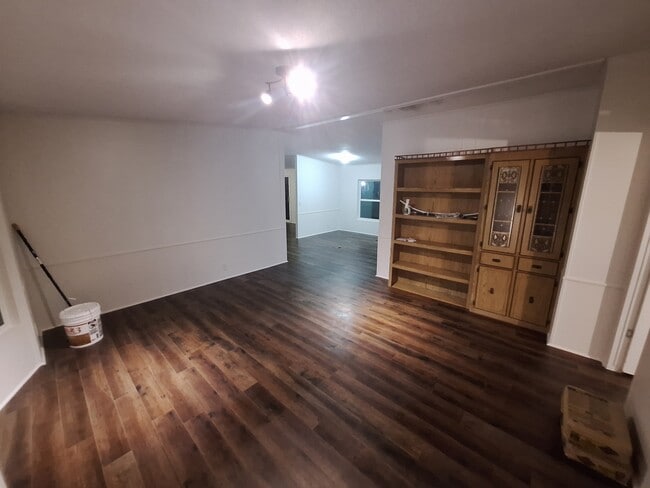 Photo - 836 W 11th St