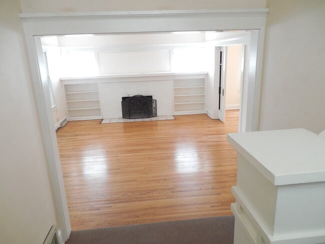 LIVING ROOM - 624 N Court St Rental