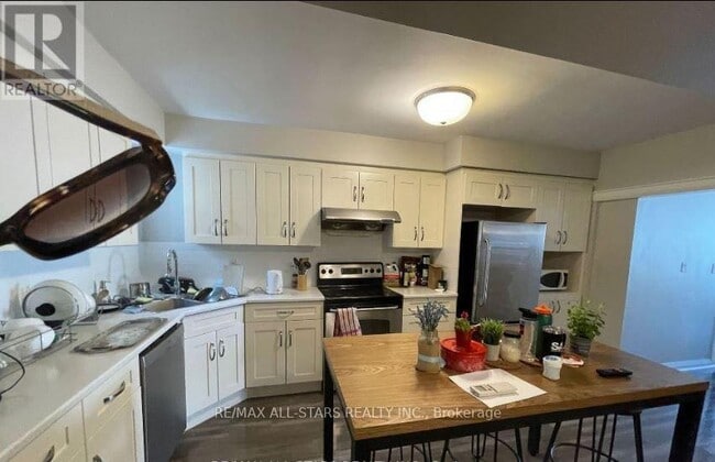 Photo - 1074 Bloor St W