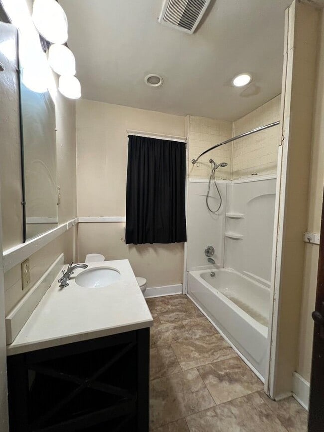 Photo - 416 W 16th St