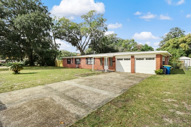 Building Photo - 5761 Lake Lucina Dr S