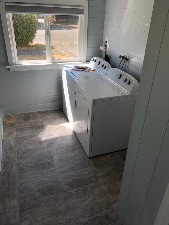 Laundry room - 1420 6th Ave SW