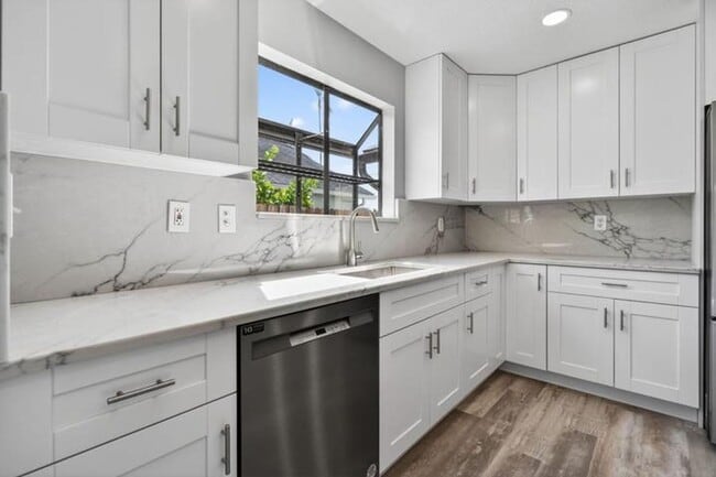 Building Photo - 6119 Mullin St