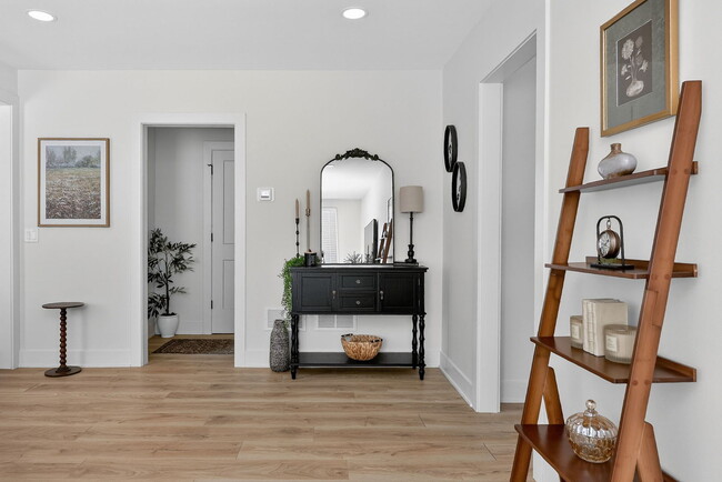 Photo - 102 E 56th St