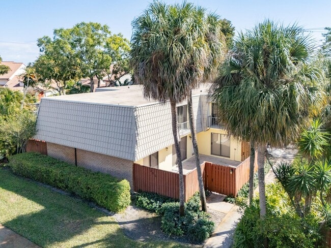 Building Photo - 1700 Embassy Dr