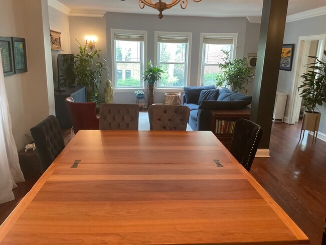 ¡La mesa del comedor se despliega para acomodar cómodamente a entre 8 y 10 personas! - 825 Forest Ave Unidad 2W