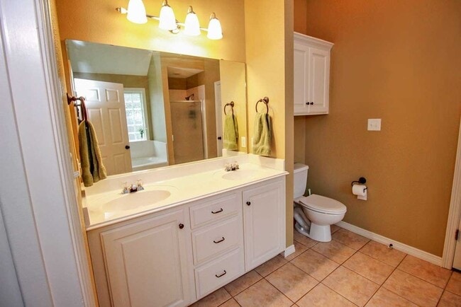 Photo - College Station - 3 Bedroom - 2 Bath - 2 car garage- fenced in back yard,