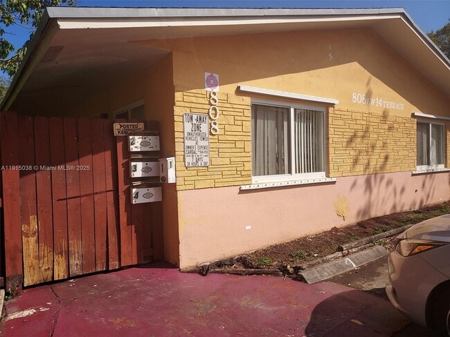 Building Photo - 808 SW 14th Terrace Unit 4