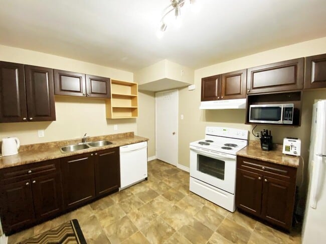 Building Photo - 3 bedroom in Kitimat BC V8C 1W3