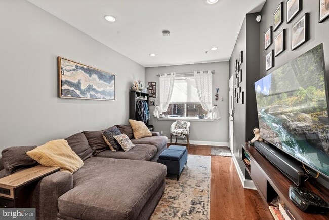 Photo - 2115 Carpenter St