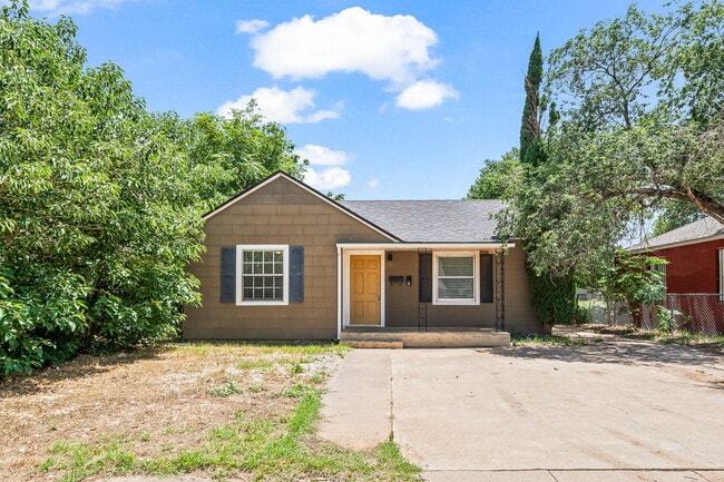 Building Photo - Vintage Home w/ Modern Updates, Minutes fr... Unit Front