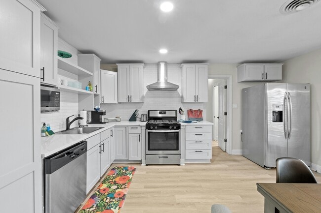 Photo - 4603 Lennox Dr Unit Twin Stays