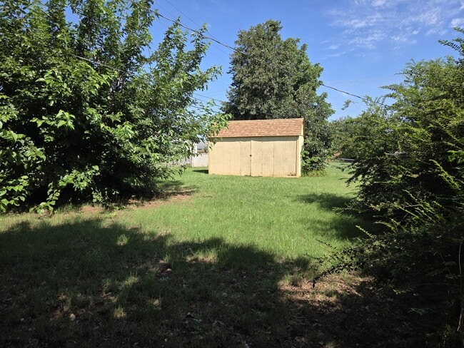 3225 N Ridgewood Dr