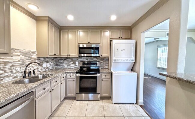 Photo - 3340 Blodgett St