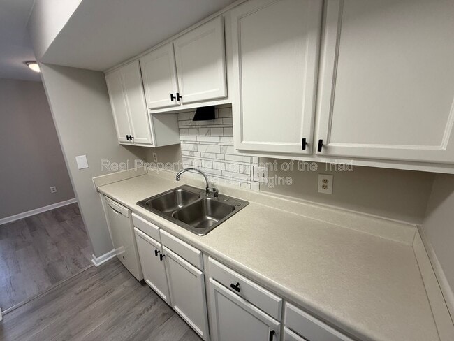 Photo - 2425 Tantelon Pl