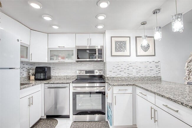 Photo - 111 Briny Ave Unidad 2008