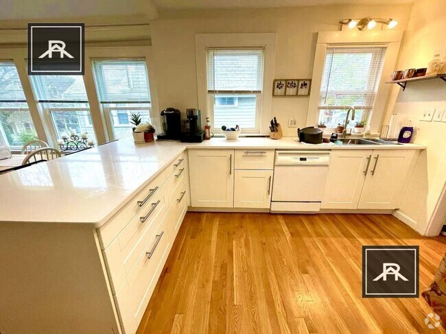 Building Photo - 4 bedroom in Brookline MA 02446 Unit 2 Rental