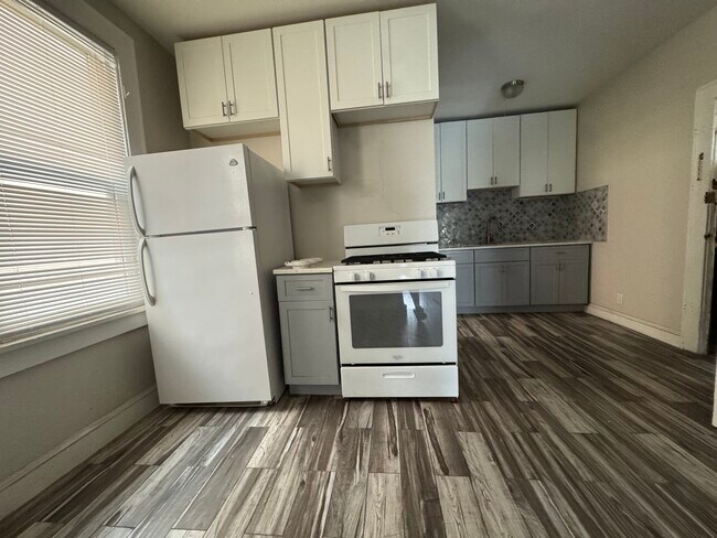 Building Photo - 169 W 5th St Unit 1 Rental