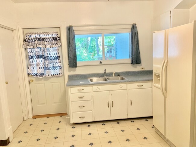 Photo - 218 Gates Ave Unidad Down