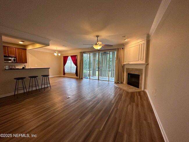 Photo - 11197 Castlemain Cir W