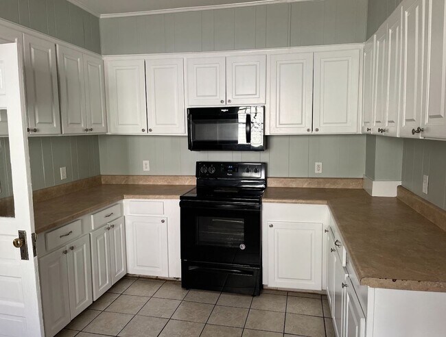 Photo - 906 Queen St