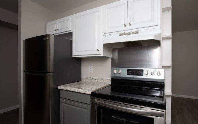 Mejora tu estilo de vida en Courtyards Apartments con cocinas modernas equipadas con elegantes electrodomésticos de acero inoxidable y gabinetes con estilo. Disfruta de comodidad y conveniencia en una comunidad vibrante. ¡Agenda tu visita hoy mismo!