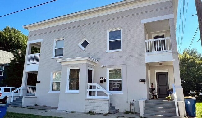Building Photo - 200-202 Straight Ave SW Unit 202 Straight Ave SW Apt 1