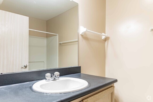 1BR, 1BA - 561SF - Bathroom - Heritage Glen