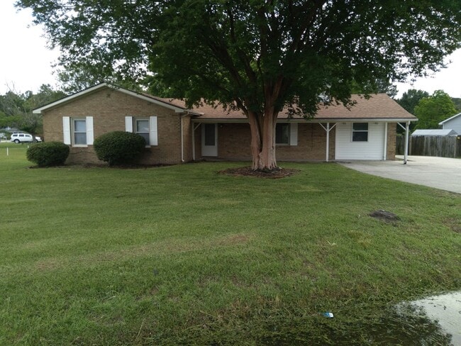 Building Photo - 4 Bedroom house with bonus room and large yard.