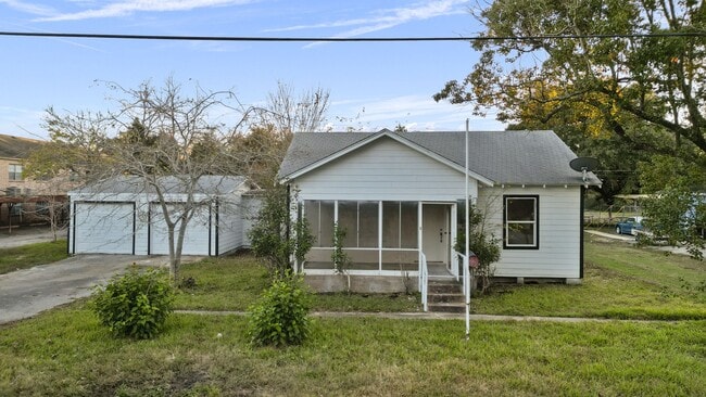 Building Photo - 3 bedroom on large lot Rental