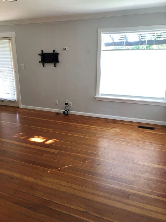 Photo - 2 Bedroom Bungalow close to BSU.