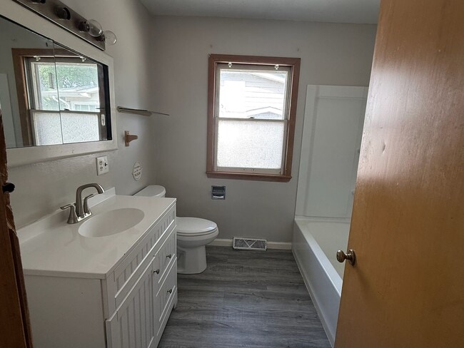 Photo - 815 Charles St