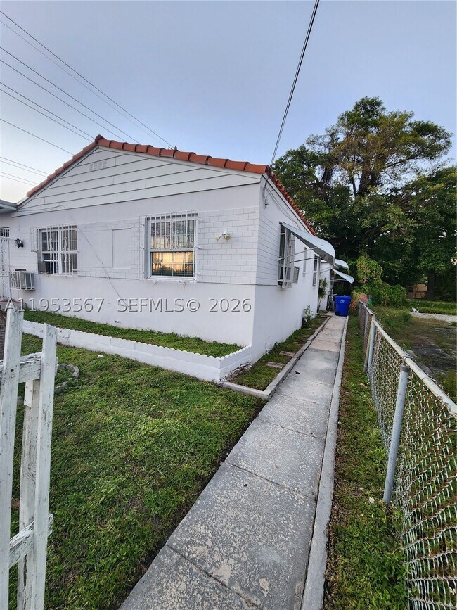 Building Photo - 405 NW 64th St Unit 2