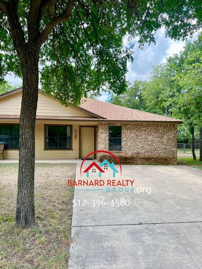 Building Photo - Available July 25: Well Maintained 3/2 Duplex