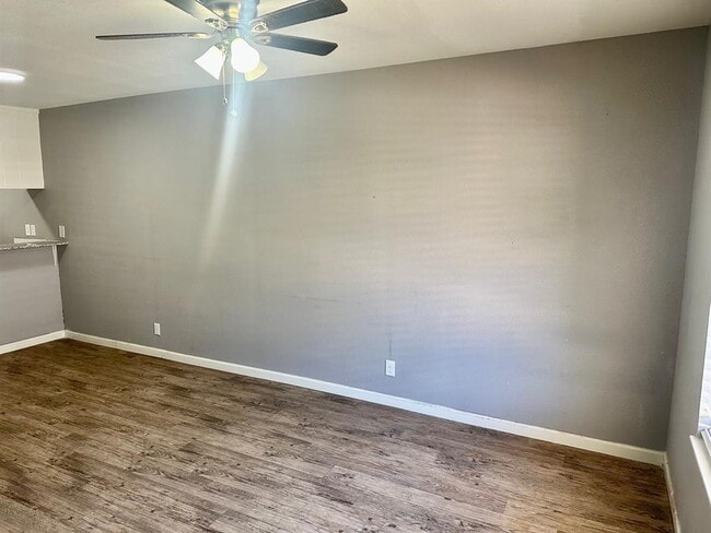 Photo - 836 N Meadows Dr