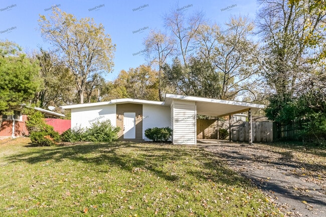 Building Photo - 6932 Woodhurst Dr Rental