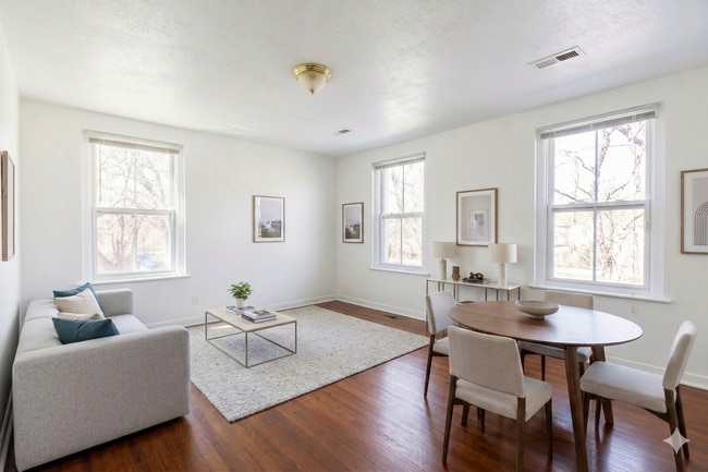 Building Photo - 407 Lebaum St SE