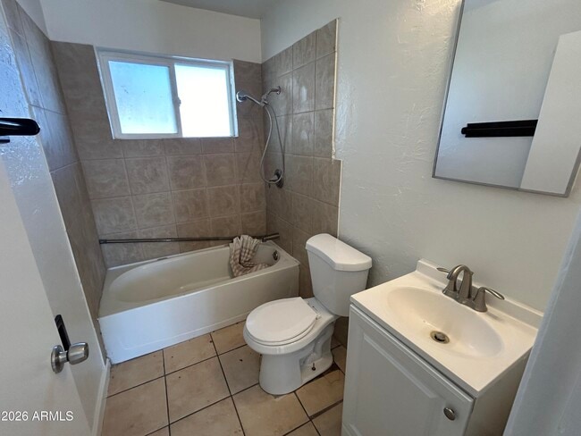 Photo - 114 W Riley Dr