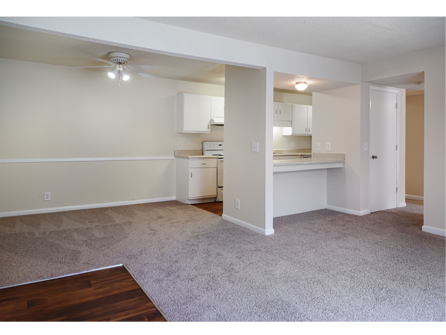 Living Room & Kitchen Area | Apartments For Rent in Columbia SC | Peachtree Place - Peachtree Place Apartments