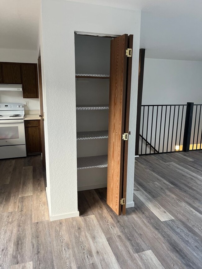 Photo - Sutherlin Upstairs 2 bedroom apartment on Comstock