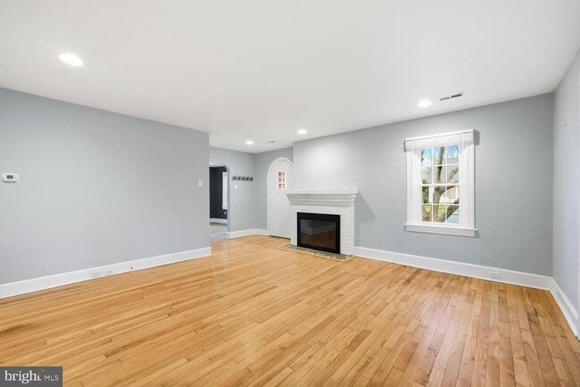 Building Photo - 304 Elm Ave