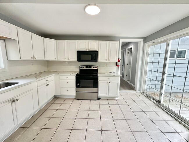 Photo - 381 Sumach St