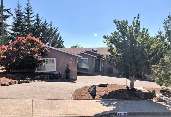 Photo - UNIQUE RAMBLER with views in Dockside at Kitsap Lake!